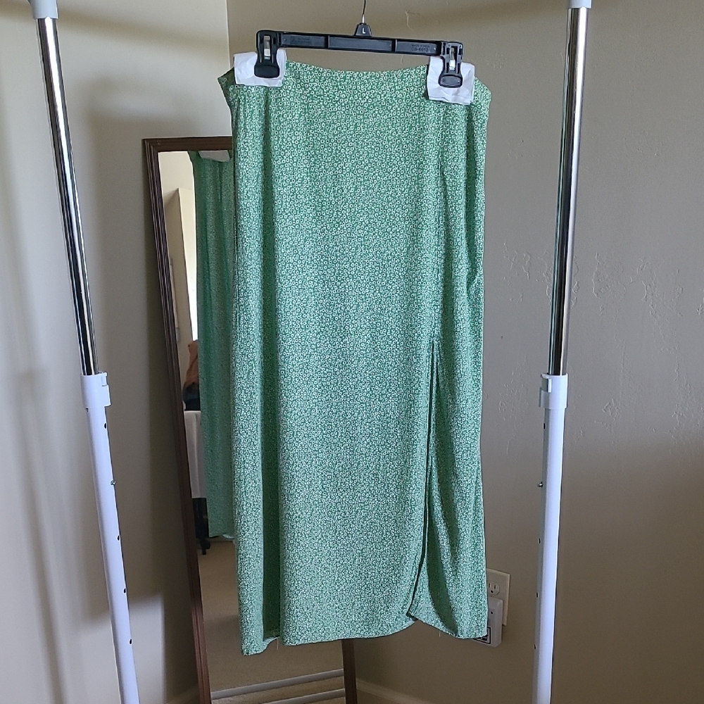 H&M Viscose Midi Skirt in Green with Ditsy Floral Print Size 12